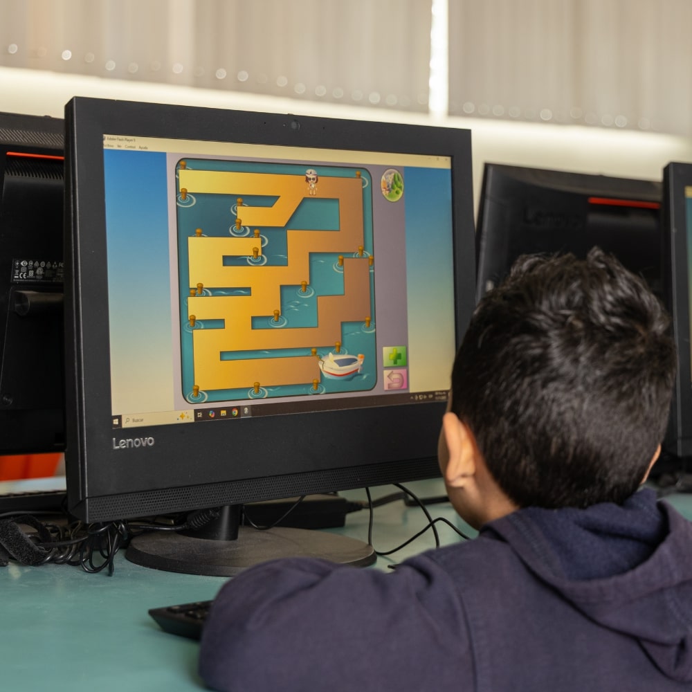 Kinder con aulas equipadas