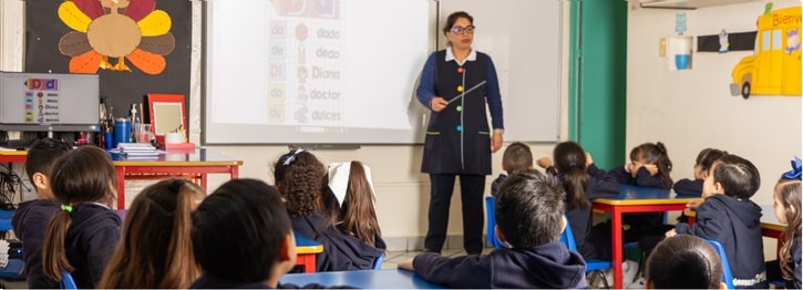 Kinder con salones con proyectores